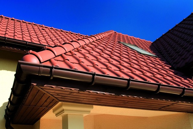 Okap powinien być wykończony podbitką dachową. Może być ona wykonana z różnych materiałów.
