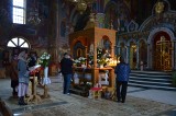 Wielka Sobota w cerkwi prawosławnej w Hajnówce. Święcenie koszyczków i odwiedzanie Grobu Pańskiego