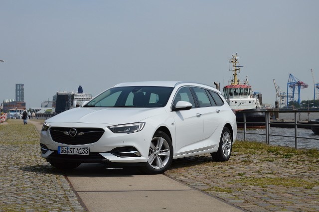 Opel Insignia Sports Tourer Klienci już mogą składać zamówienia na nowego Opla. Cennik rozpoczyna się od kwoty 103 900 zł. Tyle trzeba zapłacić za wersję z benzynowym silnikiem 1.5 Turbo 140 KM.Fot. Wojciech Frelichowski