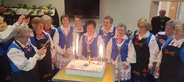 Z okazji jubileuszu 10-lecia Stowarzyszenia Kobiety dla Starej Błotnicy był także tort.