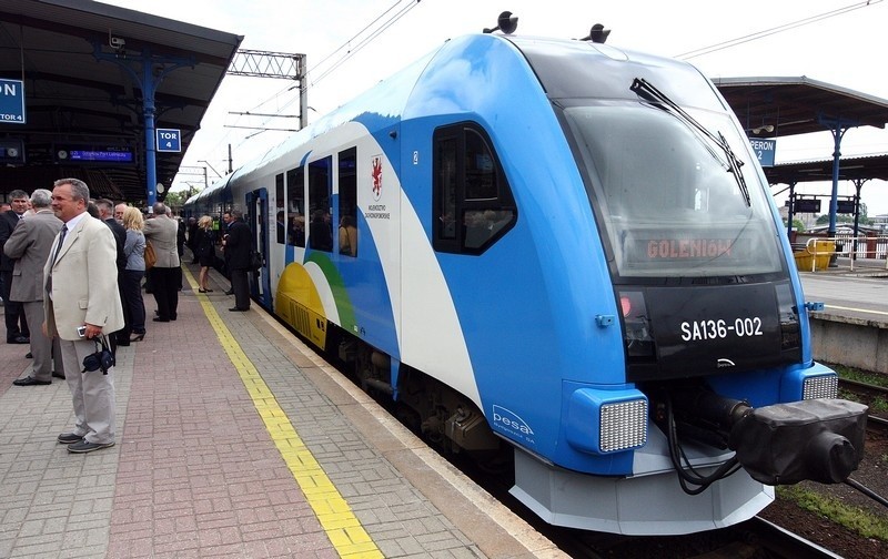 Inauguracyjny odjazd pociągu ze Szczecina na lotnisko w...