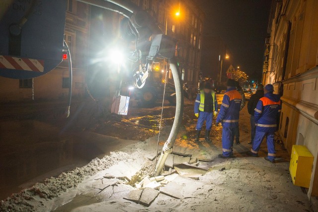 Potężna awaria w Słupsku przy ulicy Pobożnego. Pod ulicą pękła rura