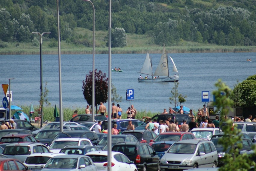 W długi majowy weekend wracają opłaty za wjazd nad Jezioro Tarnobrzeskie. Kierowcy z Tarnobrzega mogą już wykupić sezonowy abonament