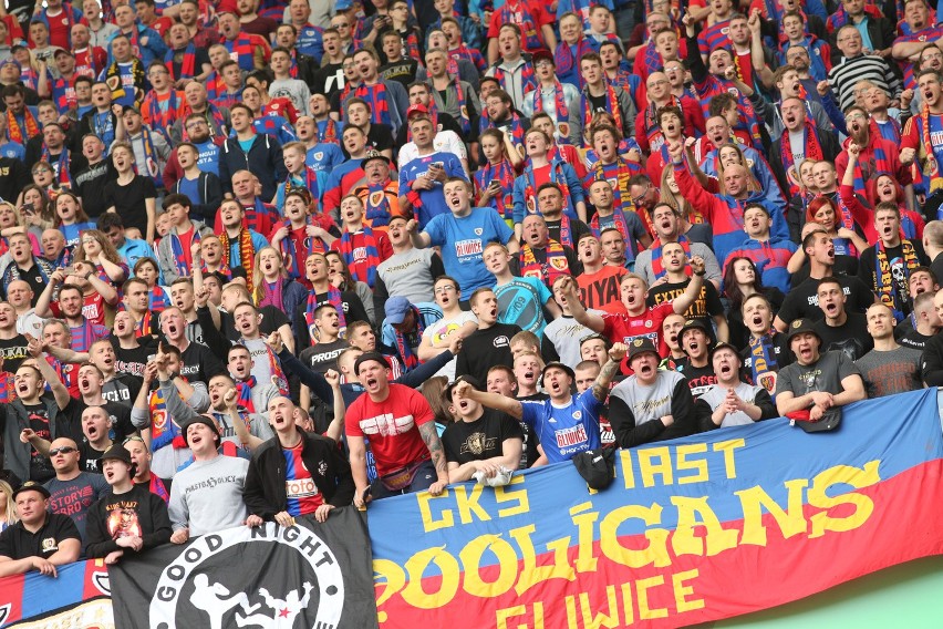 Trybuny stadionu przy Łazienkowskiej wypełniły się po...