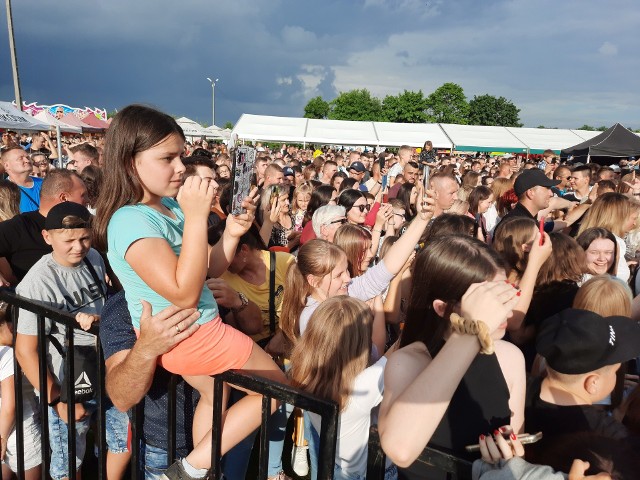 W niedzielę odbyła się 10. edycja Pomidzi Hit Festiwal na stadionie Szydłowianki Szydłowiec. Organizatorem tej imprezy jest Rafał Czubak i jego Agencja Pomidzi Dance Club Bis. Wystąpili między innymi Diadem, Jacek Stachursky, Zenek Martyniuk, Popek,  Roteiro, Disco Boys, Menelaosa, Dance Project, Mateusz Mijal. Były r&oacute;wnież specjalne strefy rozrywki, a w nich dmuchańce, zjeżdżalnie, czy karuzele, do tego mn&oacute;stwo atrakcji dla najmłodszych. &lt;&lt; Na kolejnych slajdach zobacz fotorelację z imprezy &gt;&gt;&gt;