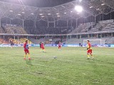 PKO BP Ekstraklasa. Odbędzie się mecz Korona Kielce - Lech Poznań na Suzuki Arenie. Piłkarze już na boisku. Zaczęli rozgrzewkę