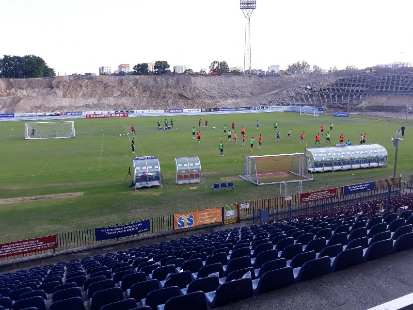 Trwają prace rozbiórkowe wysokiej trybuny stadionu Pogoni...