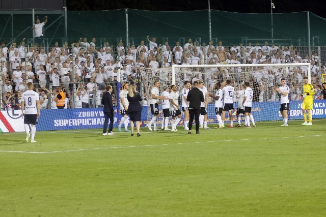 Radość kibiców Legii z piłkarzami po rzutach karnych