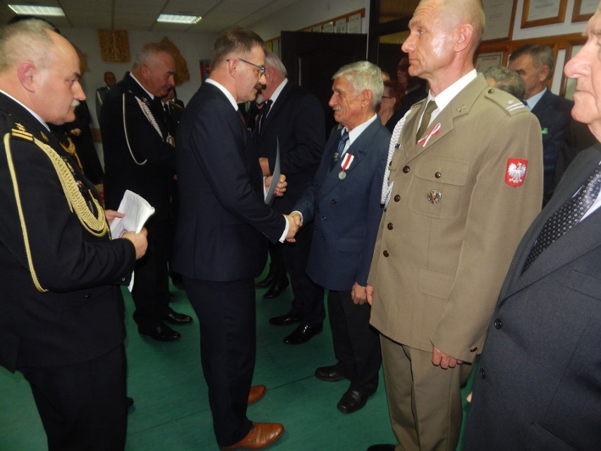 Uroczysty apel w Komendzie Powiatowej Państwowej Straży Pożarnej w Lipsku z okazji 100-lecia odzyskania Niepodległości. Wręczano też medale