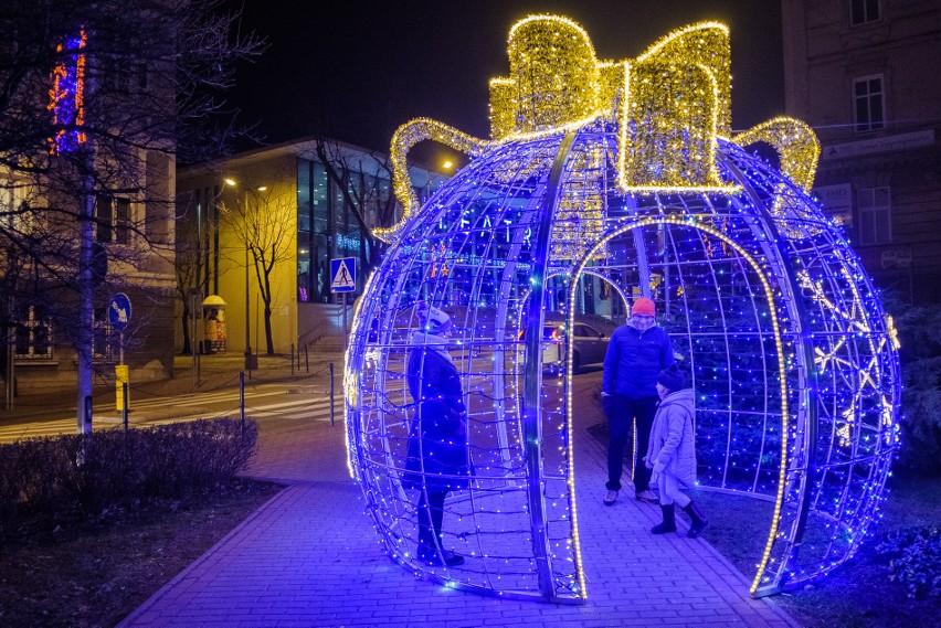 Tarnowskie ulice przyozdobione świątecznymi iluminacjami [ZDJĘCIA]