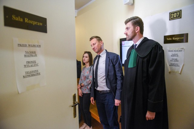 Na zdjęciach ogłoszenie wyroku w sprawie Marek Jopp przeciwko WSKSiM (sierpień 2019 roku)