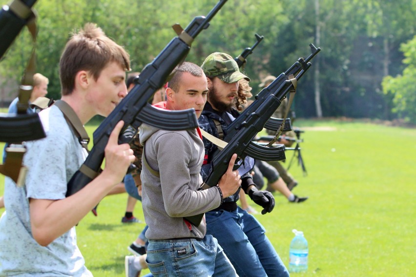 Z Lublina chcą zrobić twierdzę. Uczyli młodych ludzi podstaw obchodzenia się z bronią. Zobacz zdjęcia