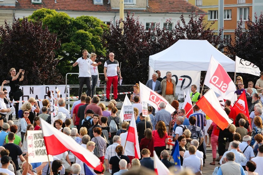 Protest na Placu Solidarności przeciwko reformie sądów. Przyszedł tłum [zdjęcia, wideo] 