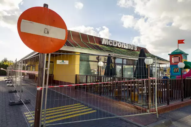 Właśnie z budynku McDonalds został zdjęty dach