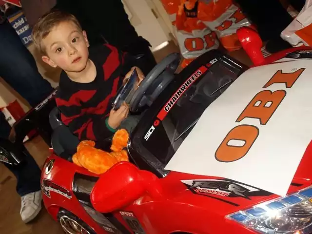 Pięcioletni Mikołaj z Woliczki k. Rzeszowa dostał wymarzony samochód na akumulator. Świetnie radził sobie za jego kierownicą