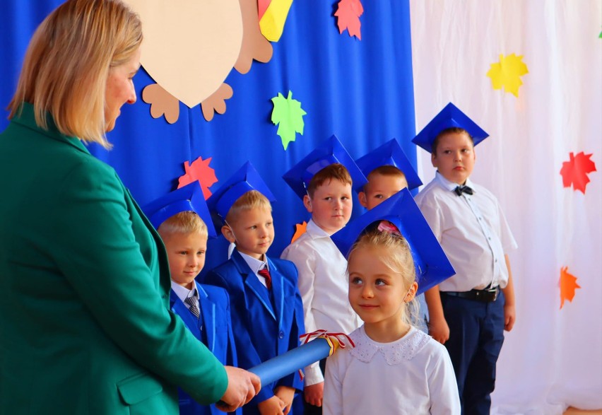 Uroczystość ślubowania i pasowania pierwszaków w Szkole Podstawowej w Mściowie, w gminie Dwikozy