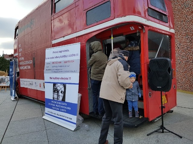 Dziś (28 listopada) przy CKK Jordanki w Toruniu pojawił się czerwony, dwupiętrowy autobus londyński. Jest on elementem kampanii informacyjno-edukacyjnej na temat zagrożeń wynikających ze współczesnego niewolnictwa (handlu ludźmi). Kampania w Toruniu potrwa do godziny 18, przez cały czas autobus będzie otwarty dla przechodniów. Będzie w nim można zasięgnąć informacji na temat zagadnień związanych z handlem ludźmi, obejrzeć klipy wideo czy otrzymać materiały informacyjne. W ramach akcji organizowane są także warsztaty dla pracowników służb, które zajmują się pomocą osobom szczególnie narażonym na wspomniane zagrożenia. Warsztaty przeprowadzone zostaną w Toruniu - w Domu Harcerza przy Rynku Staromiejskim. Będą one prowadzone wspólnie przez wszystkich partnerów kampanii. Kampanię organizuje ambasada Wielkiej Brytanii i Irlandii Północnej, wraz z Ministerstwem Spraw Wewnętrznych i Administracji, Fundacją LaStrada, Armią Zbawienia oraz służbami: policją, strażą graniczną, we współpracy z Wojewódzkim Zespołem Do Spraw Przeciwdziałania Handlowi Ludźmi.