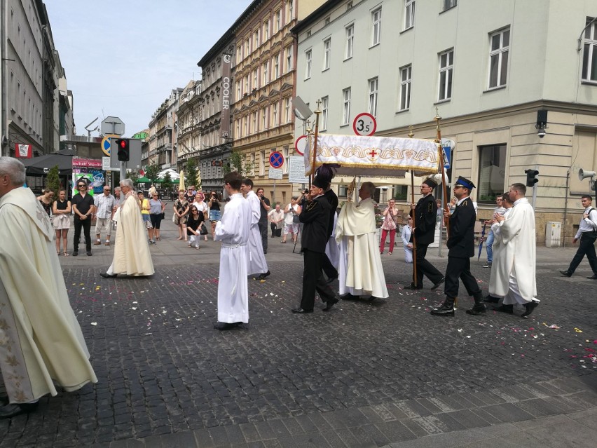 Przez centrum Katowic przeszła procesja Bożego Ciała