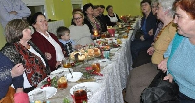 Na pierwszy w historii zorganizowany w Tumlinie Dzień Seniora przyszło wiele babć i dziadków.