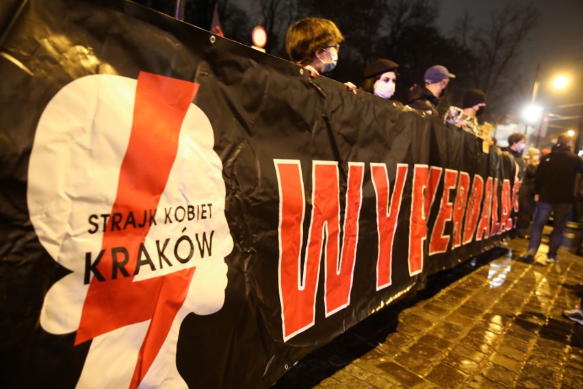 Kraków. Protest przeciwko kardynałowi Stanisławowi Dziwiszowi pod kurią na ul. Franciszkańskiej [ZDJĘCIA]