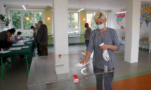 Inspektorat zarekomendował dezynfekcję górnej części urny wyborczej, kabin do głosowania i długopisów nie rzadziej niż co 2 godziny.