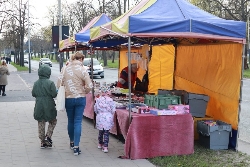 Odpust w kościele św. Wojciecha i karuzela. W Łodzi przy ulicy Rzgowskiej można się obkupić i zabawić