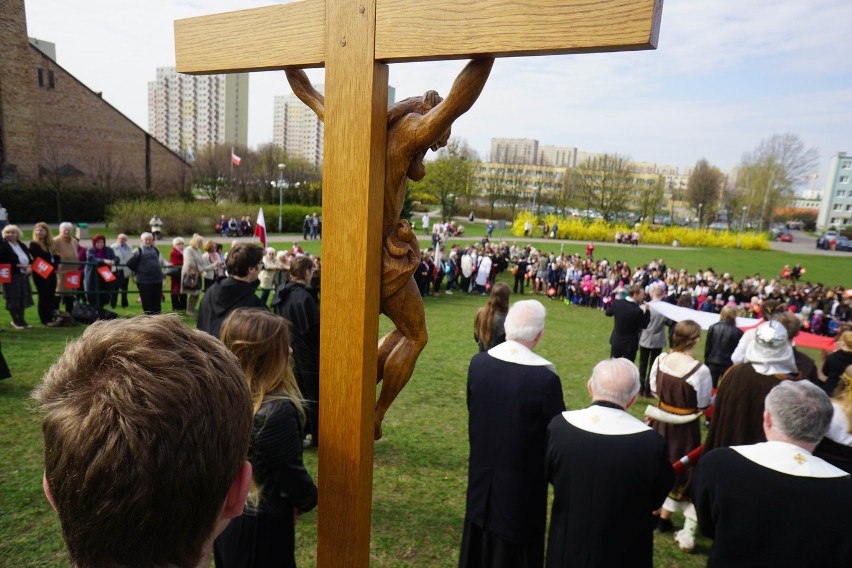 Na górce obok kościoła na os. Wichrowe Wzgórze zgromadzili...