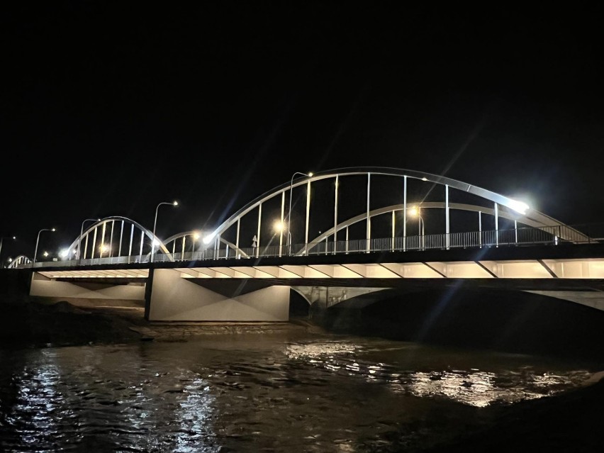 Nowe mosty Chrobrego nocą prezentują się wybornie. Z soboty...