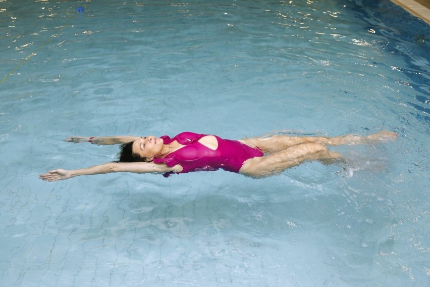 Piękna Anna Popek pręży zgrabne ciało w basenie ZDJĘCIA. Schudła dzięki postowi! Ma 55 lat i wygląda znakomicie