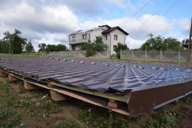 Zerwany dach domu we wsi Małe Wędoły, 21.06.2018