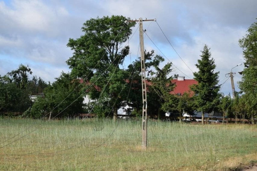 Zerwany dach domu we wsi Małe Wędoły, 21.06.2018