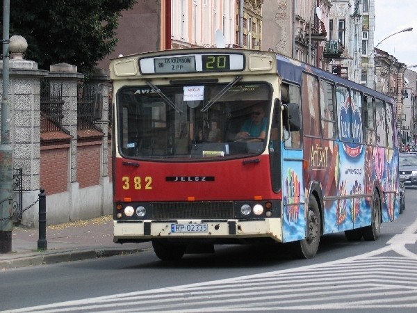 Dzisiaj w Przemyslu praktycznie każdy autobus ma inny kolor.