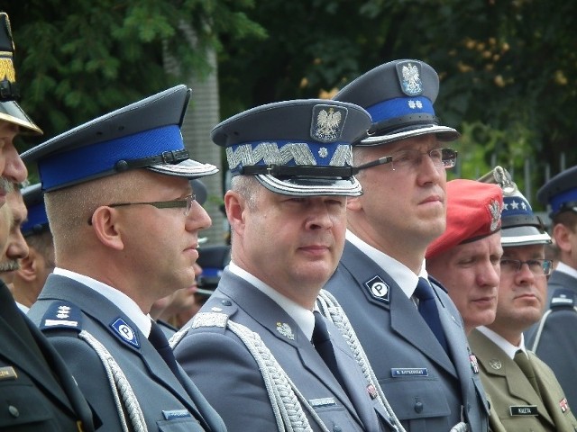 Marek Działoszyński, Komendant Główny Policji (w środku) dziękował Rafałowi Batkowskiemu (z prawej) i gratulował Cezaremu Popławskiemu  