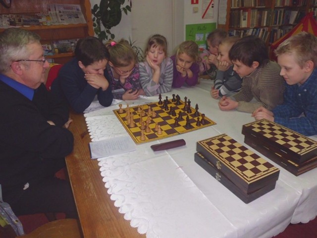 Andrzej Bonnna wprowadzał  dzieci w tajniki gry w szachy. Pierwsze kroki nie są łatwe.