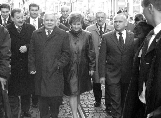 Prezydent Lech Kaczyński i Aleksander Szczygło (pierwszy z prawej) w Grudziądzu gościli w październiku 2006 roku. Prezydent odsłonił wówczas pomnik "Solidarności” przy ul. Wybickiego. W przechadzce po Starówce gościom towarzyszyli: ówczesny prezydent Grudziądza Andrzej Wiśniewski, przewodniczący Rady Miejskiej Eugeniusz Piasecki i posłanka Marzenna Drab.