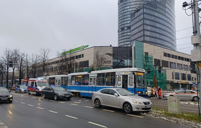 Wypadek tramwaju i samochodu osobowego przy Sky Tower [ZDJĘCIA]