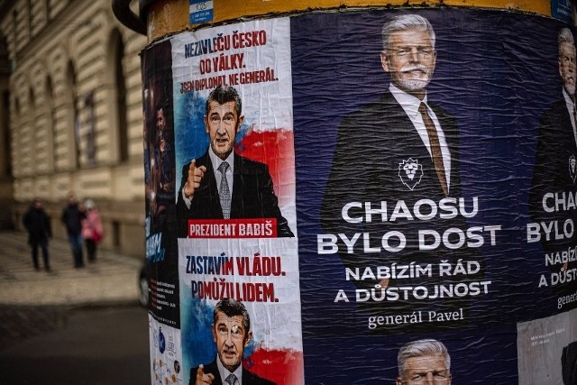 Plakaty wyborcze kandydatów na prezydenta Republiki Czeskiej, byłego przewodniczącego Komitetu Wojskowego NATO Petra Pavela i byłego premiera Czech Andreja Babisza
