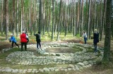 Pomysł na weekend w plenerze: sprzątanie kamiennych kręgów w Grzybnicy  