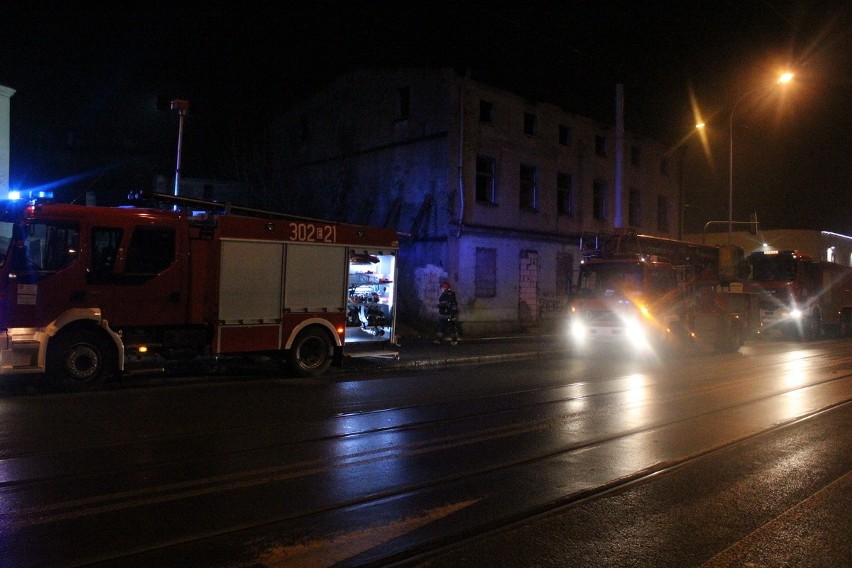 Pożar opuszczonej kamienicy przy Zgierskiej 33 w Łodzi