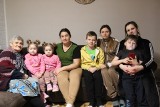 Mieszkańcy Lasowic Wielkich przyjęli uchodźców. Każdego dnia opiekuje się nimi inna rodzina