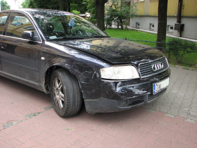 Wrocław: Rajd po Benedyktyńskiej. Pijany kierowca uszkodził kilka samochodów (ZDJĘCIA)