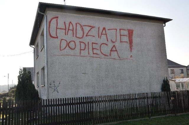 Chadziaje do pieca. Incydent w ZębowicachProkuratura Rejonowa w Oleśnie wszczęła śledztwo w sprawie publicznego nawoływania do nienawiści na tle różnic narodowościowych w Zębowicach.