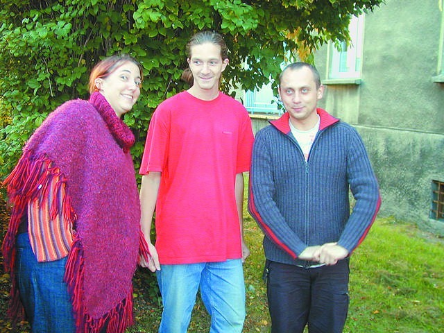 Od lewej Camille Hulin z Francji i Stanislav Matura z Czech z Danielem Warginem - koordynatorem  wolontariatu przy Stowarzyszeniu "Dorośli-Dzieciom&#8221; w Sępólnie.