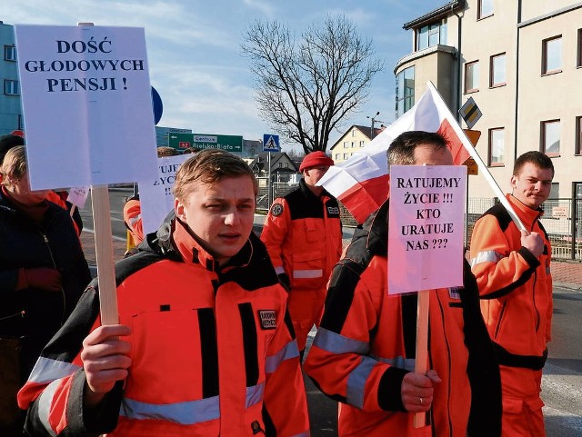 Ratownicy nieśli transparenty: „Odpowiedzialna praca, marna płaca”, „Dość głodowych pensji!” „Ratujemy życie! Kto uratuje nas?”, „Żądamy godnego wynagrodzenia”, „Dość głodowych pensji”