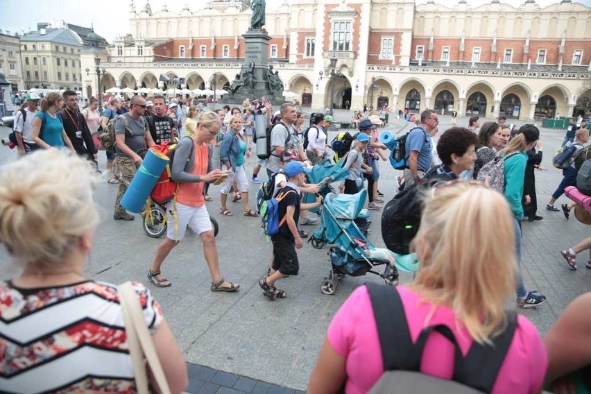 Kraków. Pielgrzymi tłumnie ruszyli na Janą Górę [ZDJĘCIA]