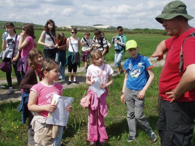 Uczniowie z Bukowy na szlaku turystycznym z koordynatorem do spraw edukacji ekologicznej Grzegorzem Szymańskim.