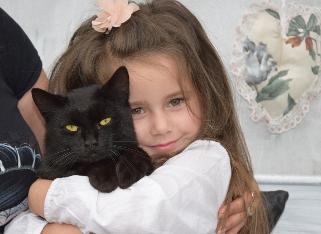 Nadia Orzechowska, pięciolatka ze Smarkowa, najchętniej nie rozstawałaby się ze swym kotkiem Orzeszkiem.