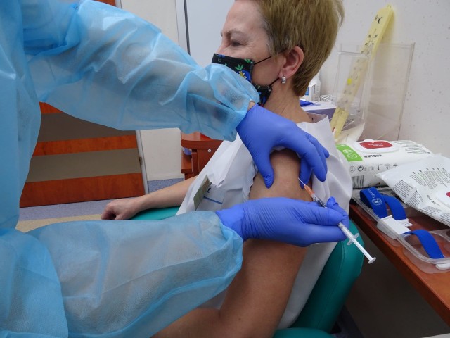 Jedną z osób, które w poniedziałek przyjęły szczepionkę na koronawriusa była ordynator Oddziału Chorób Zakaźnych Szpitala Wojewódzkiego w Opolu, dr Wiesława Błudzin.