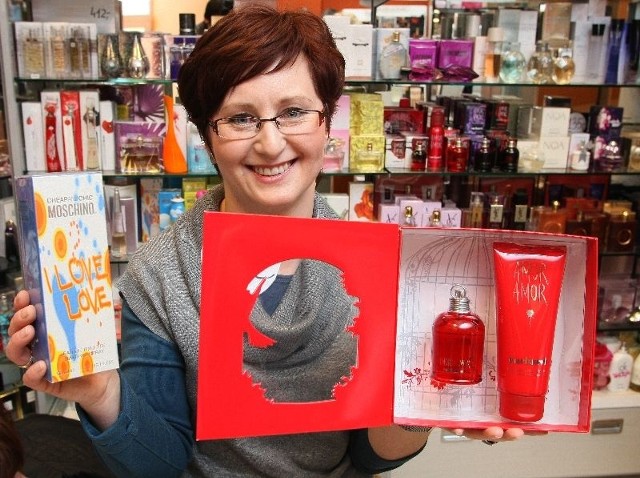 Aneta Bednarska z perfumerii For You w Kielcach prezentuje zapachy z motywem miłosnym.