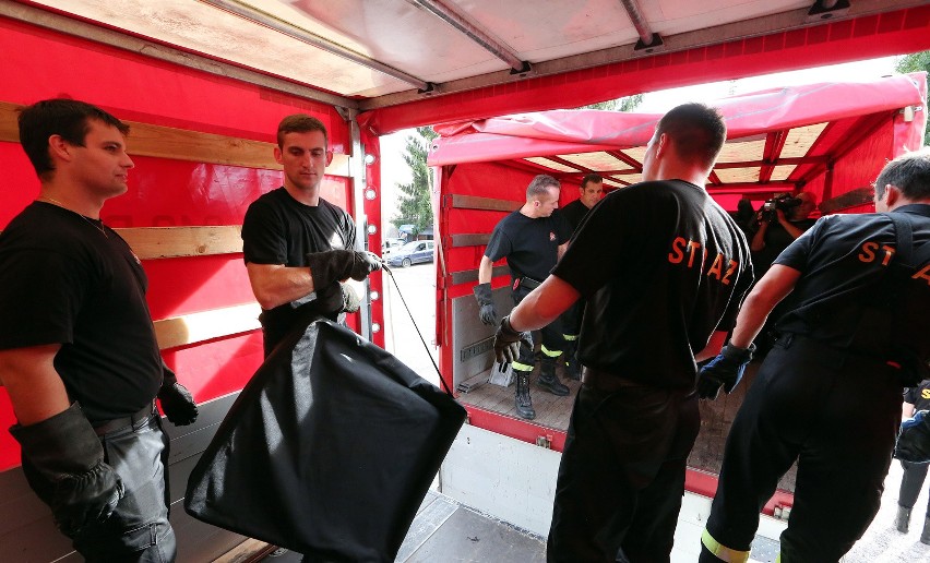 Strażacy ze Szczecina pomogą uchodźcom. Wiozą łóżka do Niemiec